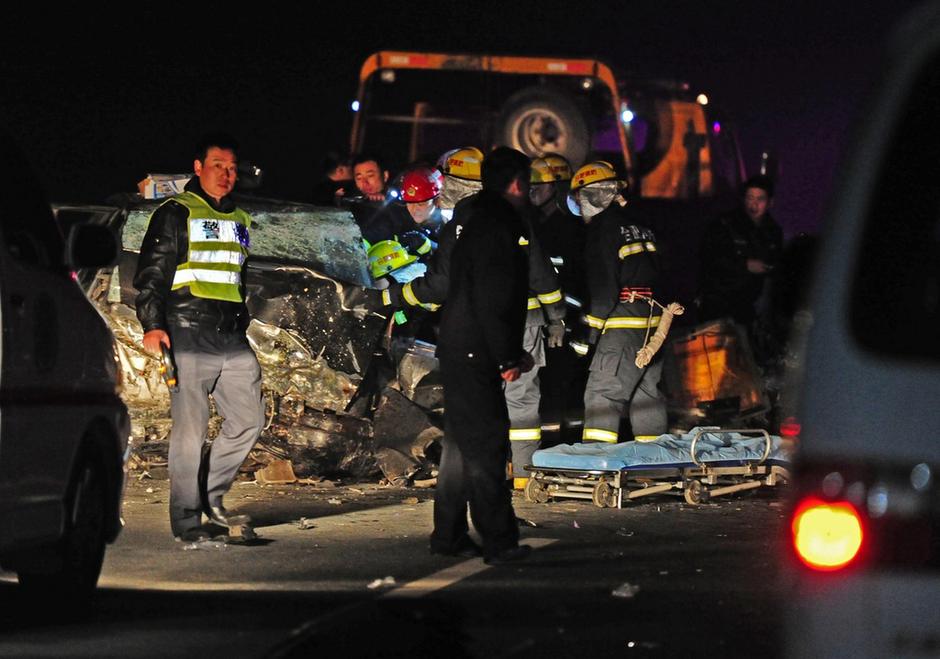 安徽合肥：兩車(chē)相撞 6死4傷