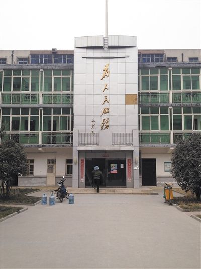 翟振鋒任二七區房管局長期間，其“親屬公司”拿到3個經適房項目。