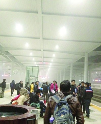 滯留在火車站的乘客。 網友柯先生供圖