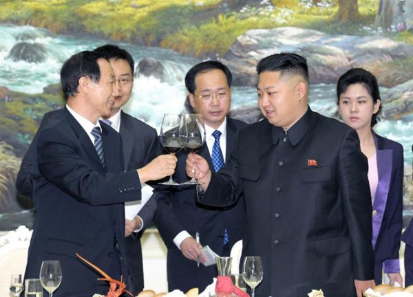 金正恩身邊現美女保鏢 眼神犀利西裝筆挺
