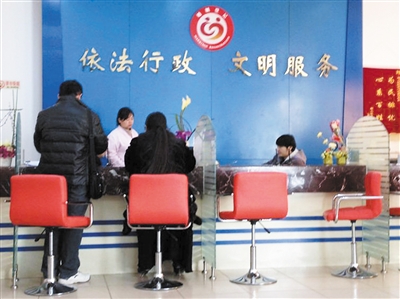 1月5日，某區(qū)民政局婚登處，裴莉和許昌赫領(lǐng)結(jié)婚證。