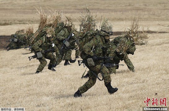 日本陸上自衛隊舉行空降演習