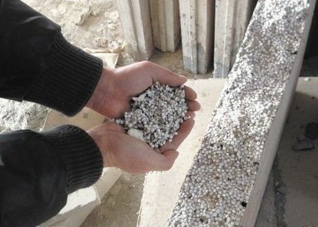 武漢開發商用泡沫板砌墻 回應稱是環保材料
