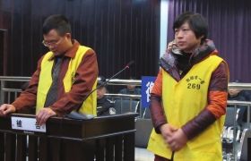 2012年12月10日，湖南衡陽市中級人民法院，顧湘陵（左）和妻子吳利君接受庭審。圖/通訊員李建輝