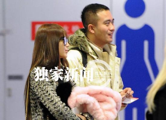 Angelababy離京帶雷鋒帽御寒 機場打哈欠顯不雅露疲態
