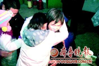 劉淑萍(右)與丈夫、女兒、兒子一家團聚。