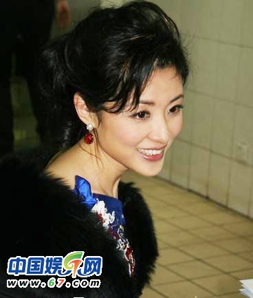 董卿周濤臺下緊張背詞 春晚主持人罕見后臺照曝光