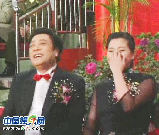 董卿周濤臺下緊張背詞 春晚主持人罕見后臺照曝光