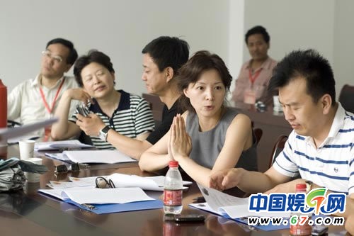 董卿臺(tái)下緊張背詞罕見工作照 看其全版素顏照