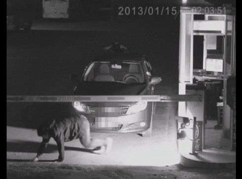 深夜無人駕駛車輛車頂驚現“女鬼”，嚇傻收費員