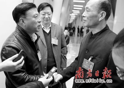 廣州市人社局局長（左）向廣州市政協委員韓志鵬（右）道歉。