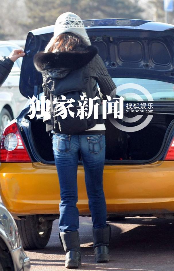 湯唯獨自回京無人接機 微笑回應偷拍記者毫無星架