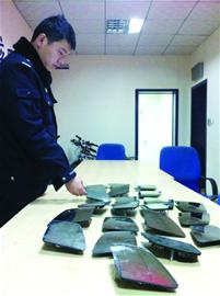 寶馬眼被摳后視鏡成窟窿 10秒鐘內迅速卸走