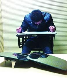 寶馬眼被摳后視鏡成窟窿 10秒鐘內迅速卸走