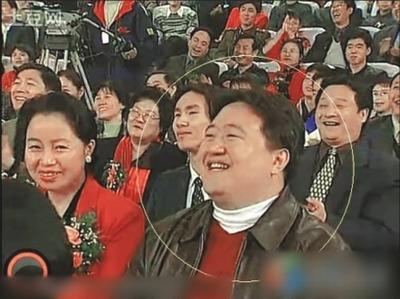兔年春晚剛剛落幕，一則名為“盤踞春晚十余年，史上最牛春晚觀眾出爐”的帖子在網上流傳。從截圖中清晰可見，從2001年到2010年，“笑臉哥”每年如約出現在春晚現場，兔年春晚也不例外。