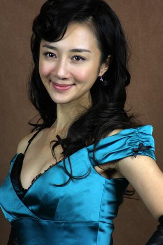 李依曉的身影遍布熒屏，以清新、甜美的姿態(tài)迅速走進人們的視野，為觀眾所熟知、喜愛。