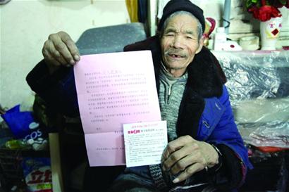 “最美乞丐”一直留在自己喜愛的島城 而他攜媒體報(bào)道牌子乞討引發(fā)爭議 四天沒上街把他憋壞了