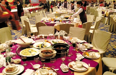 20日，一家國企在廣州一家五星級(jí)酒店舉行聯(lián)歡會(huì)，當(dāng)晚共擺了70多桌，每桌3900多元。新華社記者 陳曄華 攝