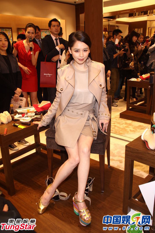 徐若瑄短裙現身剪彩儀式 險露春光外籍高管頻貼身