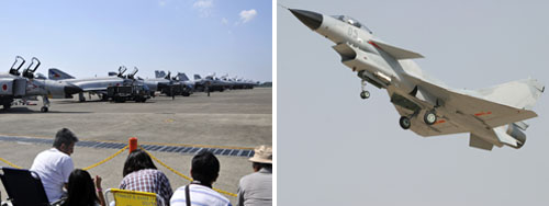 左圖：2009年9月13日，參加日本航空自衛隊航空節的F—4EJ（近）和F—15J（遠）戰機。右圖：中國空軍殲—10戰斗機