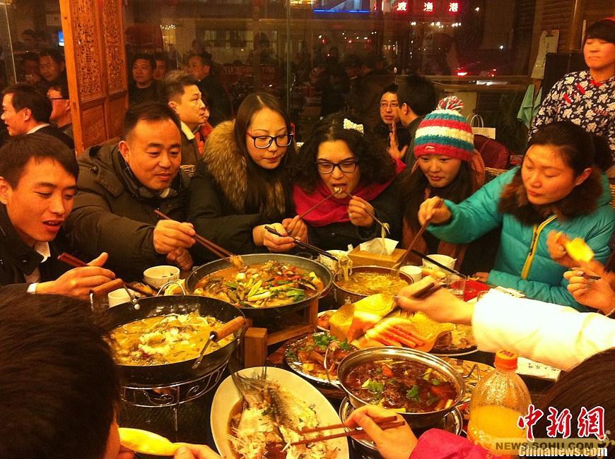 陳光標率員工吃酒店剩飯 每人發雙筷子