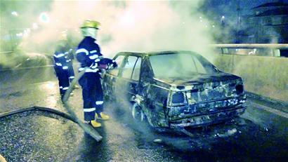 撞上護欄，惹“火”小轎車