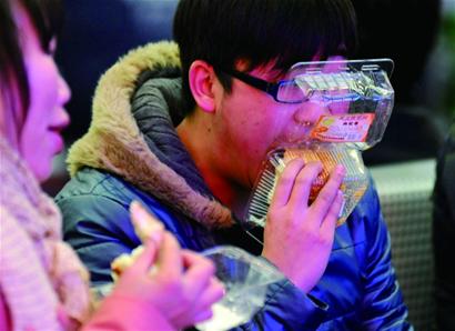 方便面墊肚踏上返鄉路