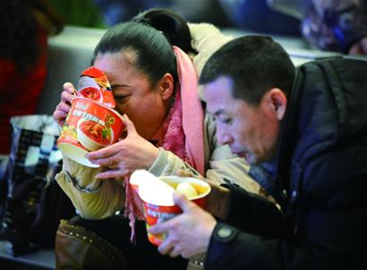 方便面墊肚踏上返鄉路