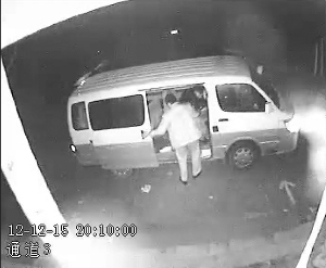 隨后關上車門離開 視頻截圖