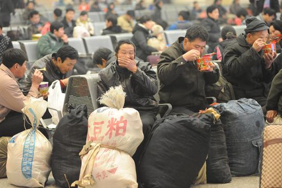 本網實拍春運眾生相:不管多苦也要回家