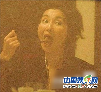 朱茵當眾摳腳范冰冰挖鼻孔 盤點中外明星不雅抓拍(組圖)