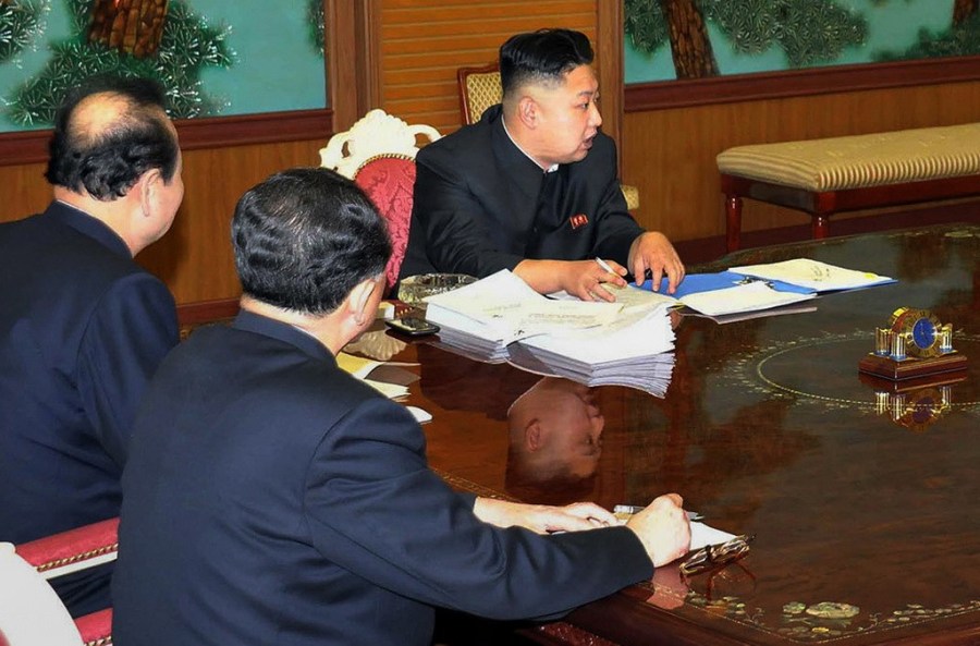 金正恩叼煙主持國家安全會議