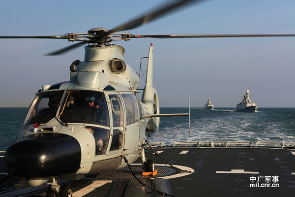 資料圖：艦載直升機進行起降訓練。