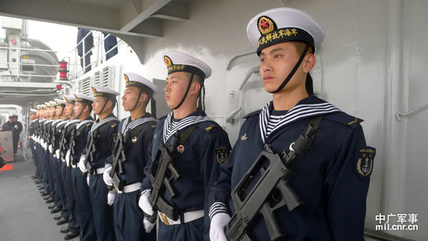 資料圖：戰艦上整裝待發的水兵。