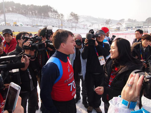 章子怡帶奶牛帽與姚明雪地賽跑 變“大腳怪”現身韓國