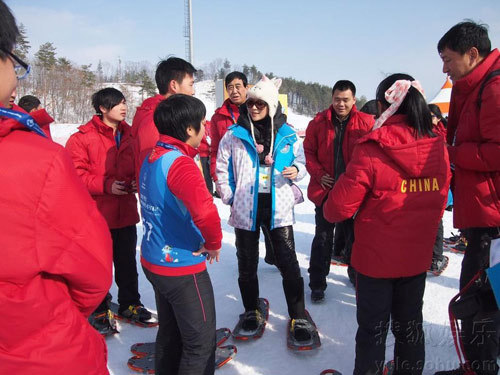章子怡帶奶牛帽與姚明雪地賽跑 變“大腳怪”現身韓國