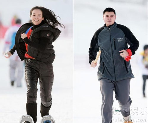 章子怡帶奶牛帽與姚明雪地賽跑 變“大腳怪”現身韓國