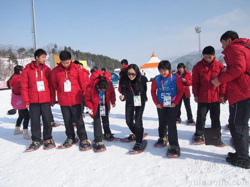 章子怡帶奶牛帽與姚明雪地賽跑 變“大腳怪”現身韓國