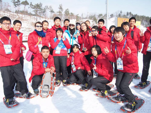 章子怡帶奶牛帽與姚明雪地賽跑 變“大腳怪”現身韓國
