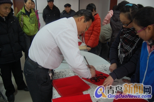 知名書畫家為居民送對聯 墨香濃郁寄福千家