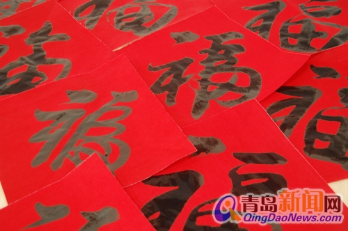 知名書畫家為居民送對聯 墨香濃郁寄福千家