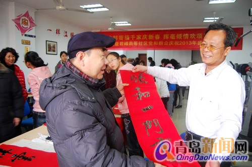 知名書畫家為居民送對聯 墨香濃郁寄福千家