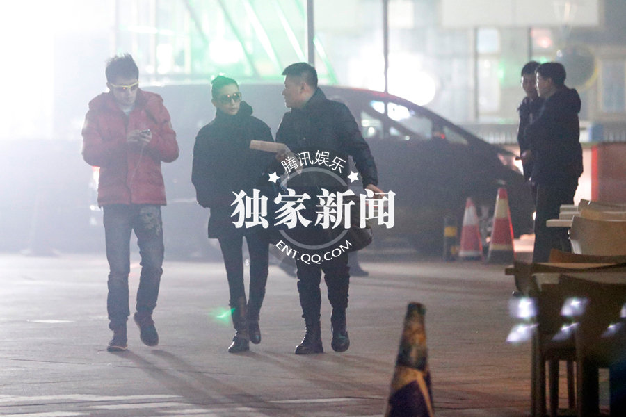 李冰冰相約任泉御姐范十足 時刻關注手機顯神秘 
