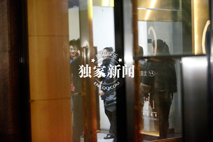 李冰冰相約任泉御姐范十足 時刻關注手機顯神秘 