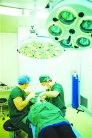 妙齡女沒當上空姐發誓整容 砸15萬挨11刀