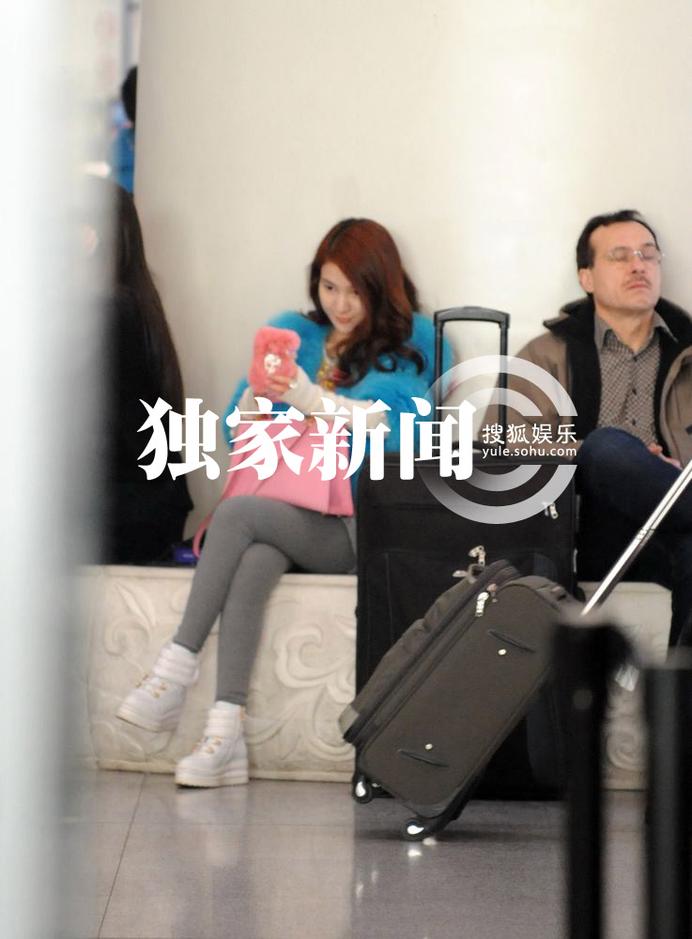 郭美美素顏機場瘋狂自拍 網友：鷹鉤鼻子三角眼