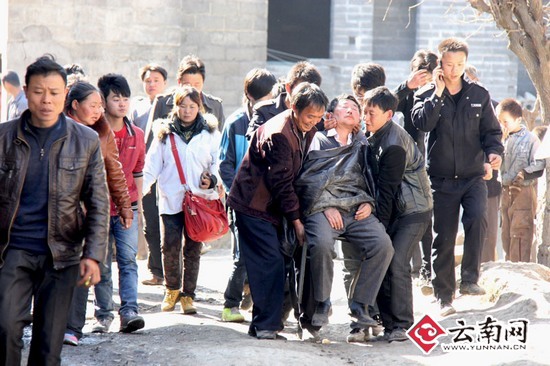 66歲的村民許紹忠妻子今天才安葬，家園也在今天被毀，悲傷中昏迷多次。