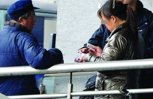 南京火車站前，票販正在“做生意” 現代快報記者 馬晶晶 攝