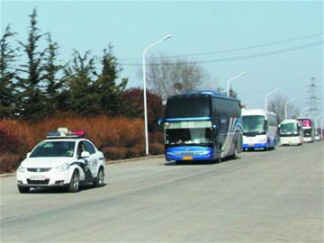 警車開道 2000員工踏上返鄉路