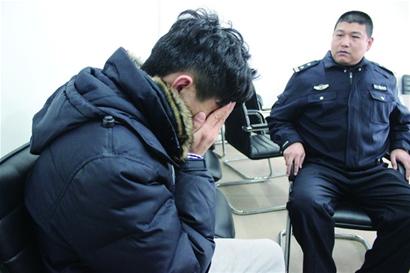 青島小伙撞癱拾荒老人逃逸 交警連發32條短信才勸出